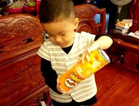 孩子：孩子积食又咳嗽儿科医生劝告：早春少给孩子吃“3物”