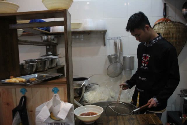 重庆一面馆推无人售卖“一元酸菜肉丝面” 食客