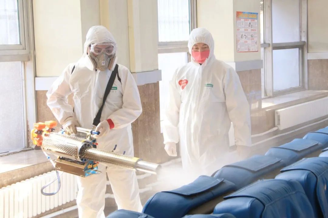 辽源3名男子穿着防护服进入火车站后出现这样一