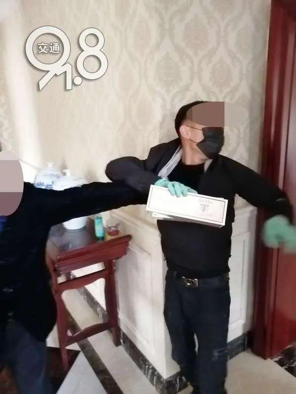 杭州小伙入室盗窃，在卫生间里被大妈抓个正着，竟摸出香烟示好
