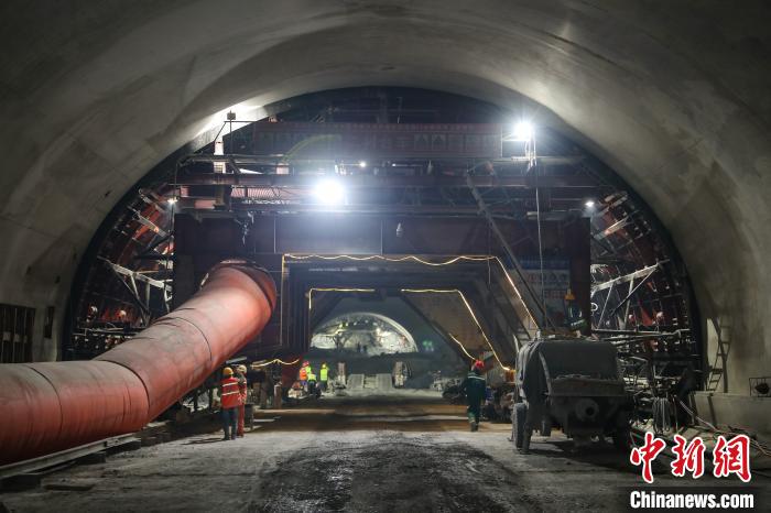 贵州第一长隧道工程全面复工隧道全长10.5公里