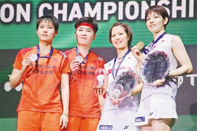 杜玥(左一/李茵晖(左二)与冠军组合福岛由纪(右二/广田彩花(右一)在