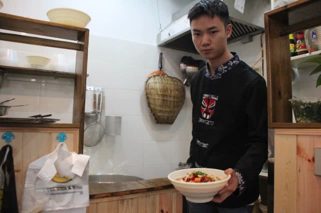 重庆一面馆推无人售卖“一元酸菜肉丝面” 食客