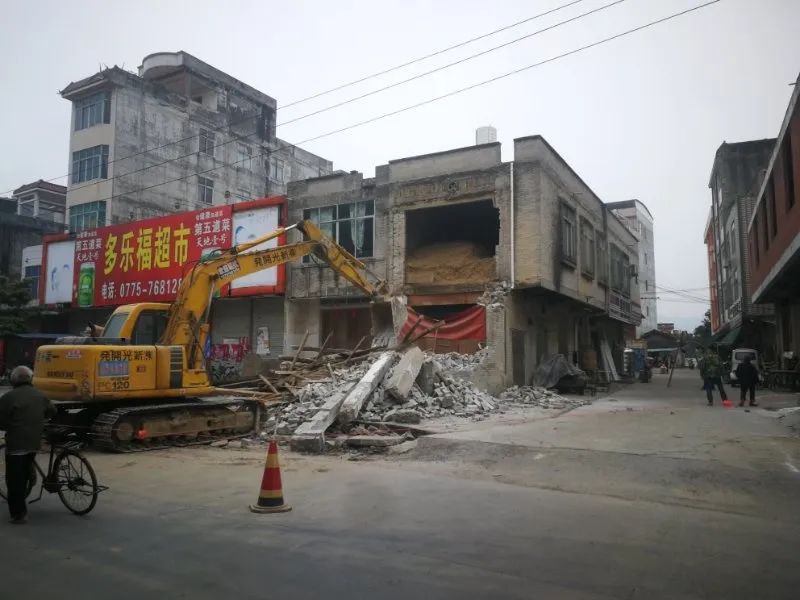 拆!拆!大新镇一天内连拆8间违章建筑物