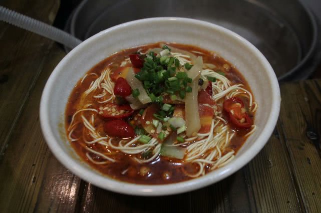 重庆一面馆推无人售卖“一元酸菜肉丝面” 食客