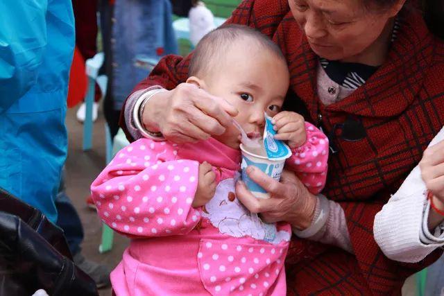 「孩子」积食发热高烧不退，紧急送医，要警惕妈妈喂1岁宝宝吃了“它”