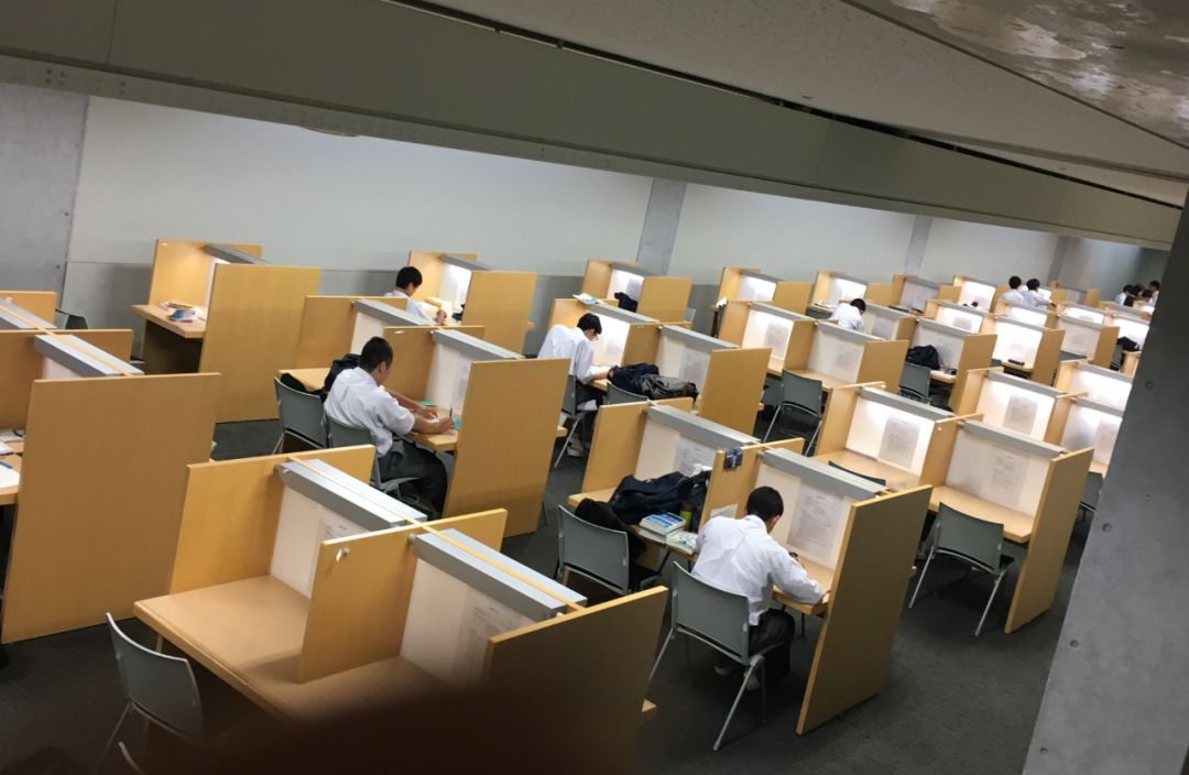 【氛围】付费自习室搭建起自律与他律的桥梁。