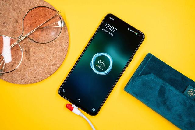 硬核性能旗舰应该是什么样的?上手iQOO 3就能知晓答案