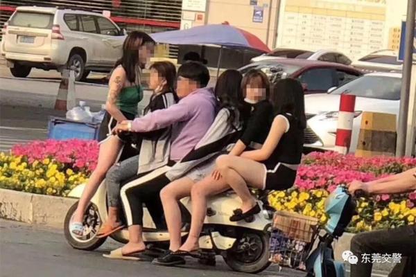 东莞男子骑电动车载5名女子，交警：司乘均被控制