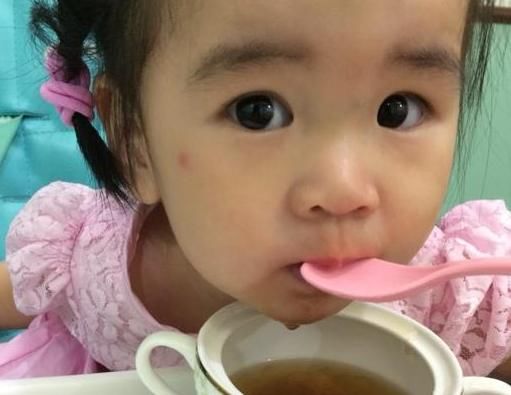 孩子：孩子积食又咳嗽儿科医生劝告：早春少给孩子吃“3物”