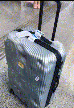 搞笑GIF：姑娘，请问一下你的这行李箱，到底是经历了些什么啦？ _段子