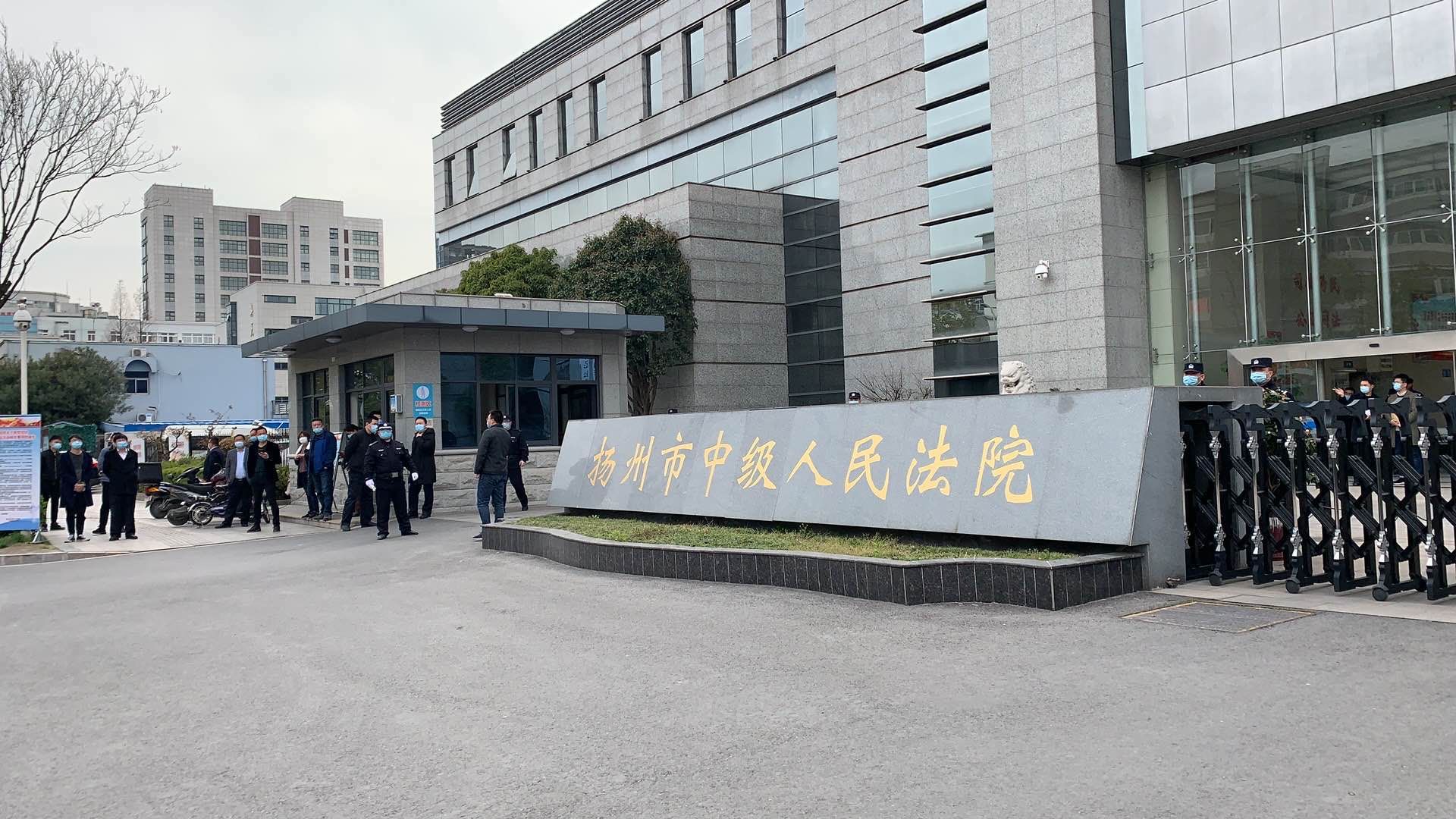 扬州业主驾车冲撞拆迁队案是否上诉仍未定