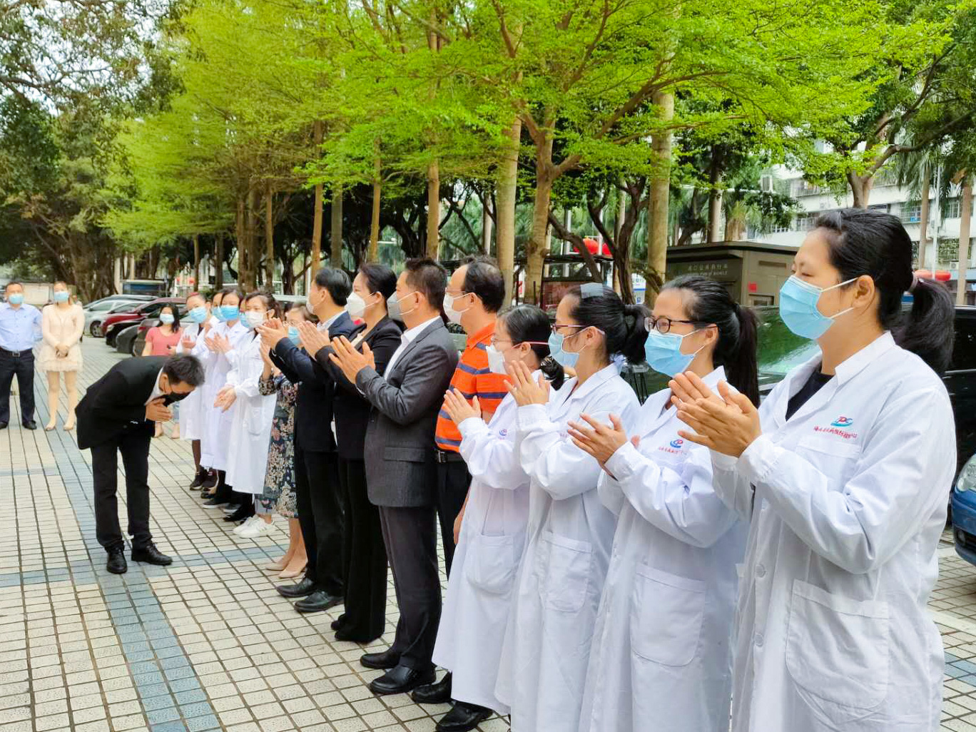 原创百万爱心物资为海口万名抗疫工作者送关爱