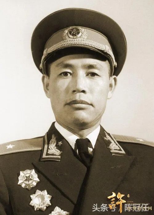 许世友坐牢，他负责看守，做一事，30年后许推荐他为副司令员！_邓岳