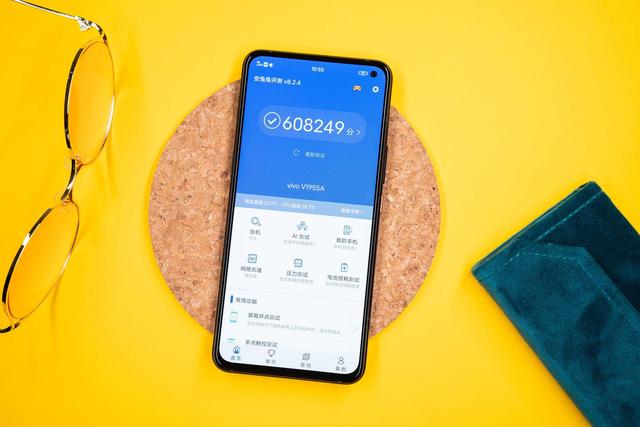 硬核性能旗舰应该是什么样的?上手iQOO 3就能知晓答案