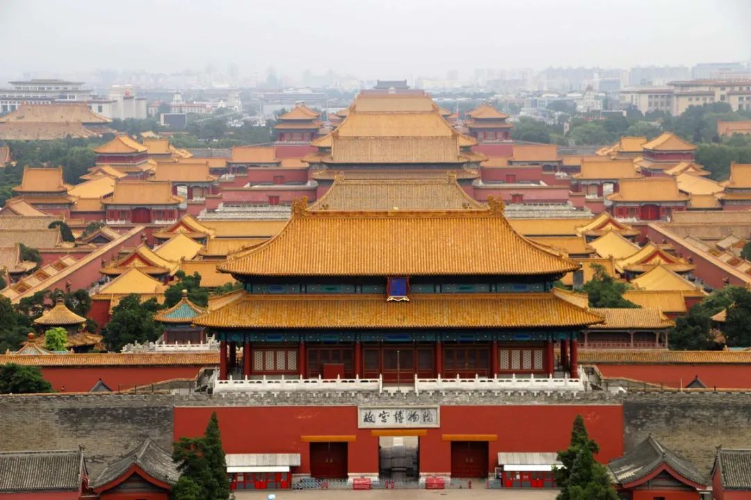 北京故宫博物院是在明,清两朝皇宫(紫禁城)及其收藏的基础上建立起来