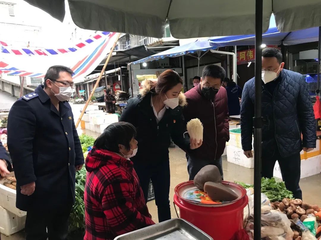 在此次防疫工作中,丁虹院友在防控工作前期,全面负责永泰县商超,餐饮