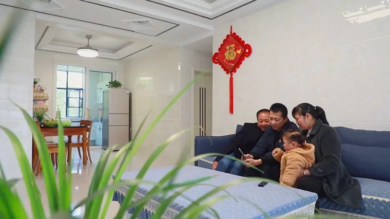 刘佳的爱人陈武兴是县应急管理局的一名干部,刘佳出征