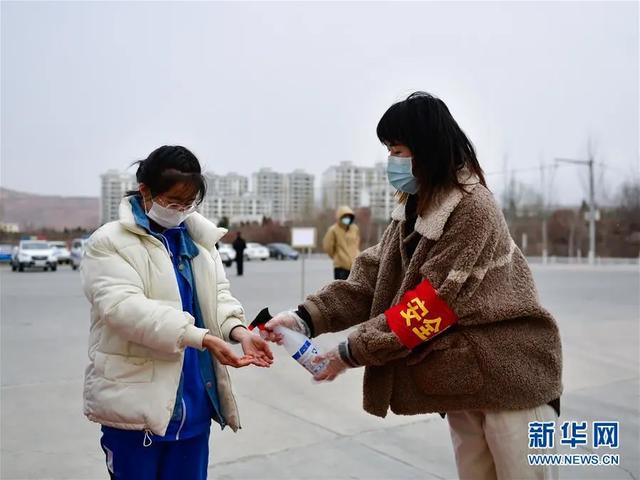 新疆■网友：我也想，在家都要长蘑菇了！直击新疆贵州高三初三今日开学现场