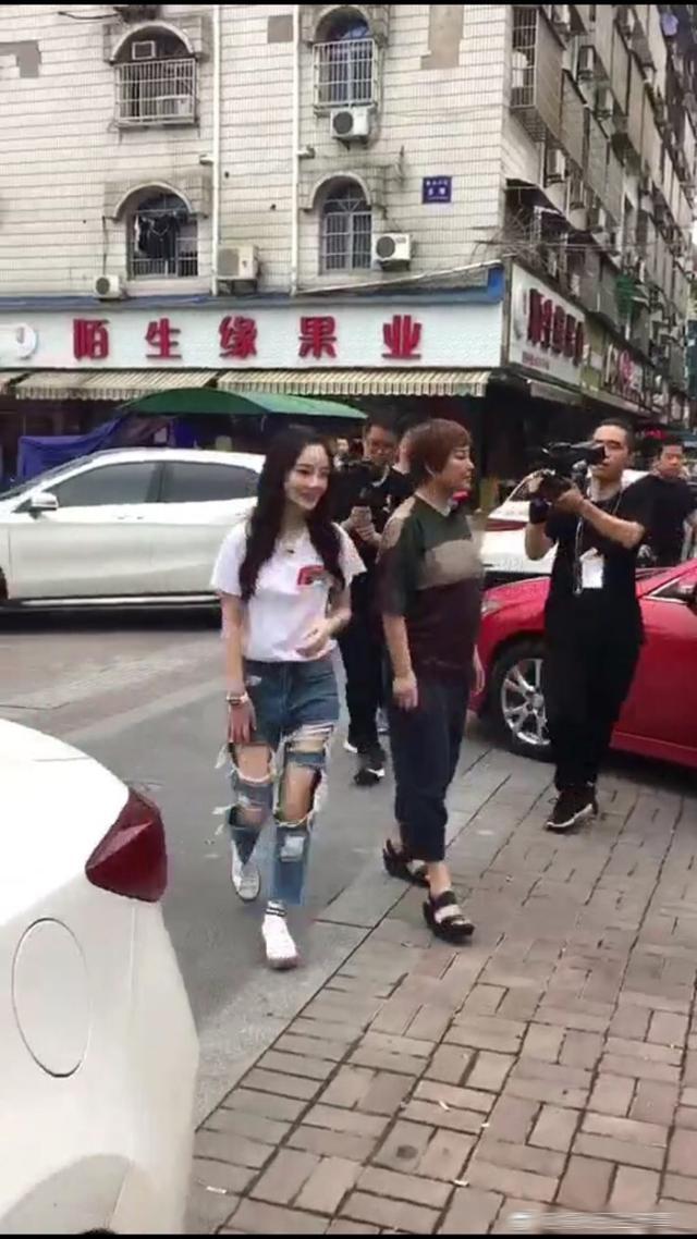 李小璐拍戏被网友偶遇说少女感很强颜值高,可她裤子烂