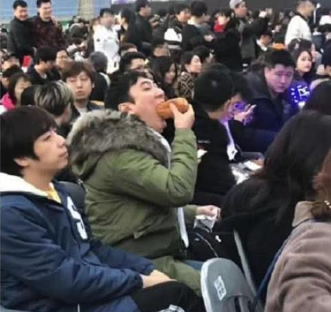 原创王思聪继吃热狗被拍后吃玉米又被拍,恭喜广大网友喜提情侣头像!