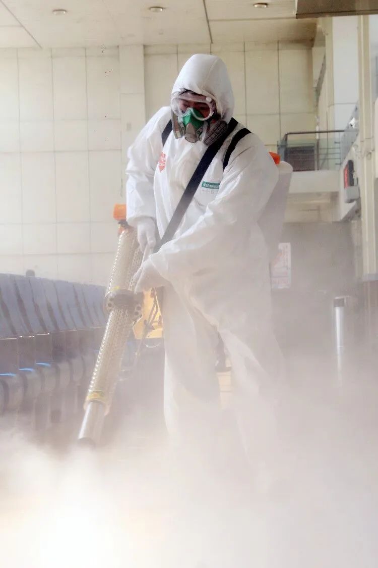 辽源3名男子穿着防护服进入火车站后出现这样一