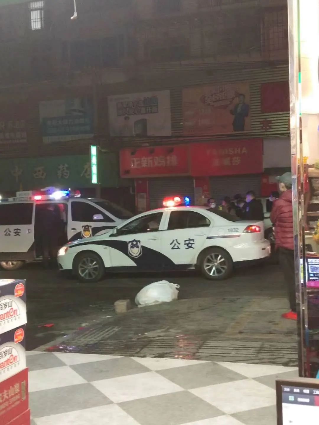 据东岭网友爆料称:事发昨天晚上东岭街工商局门口一名男子大半夜疑酒