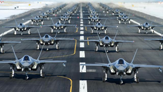 第500架f-35战斗机已经下线,中国歼20面临