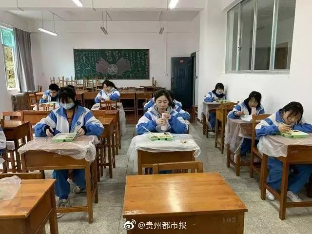 新疆■网友：我也想，在家都要长蘑菇了！直击新疆贵州高三初三今日开学现场
