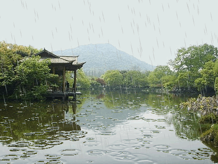 雨,尤其是细雨,无疑是一位制造浪漫情调的大师, 年少时读戴望舒的