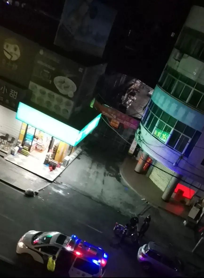 据东岭网友爆料称:事发昨天晚上东岭街工商局门口一名男子大半夜疑酒