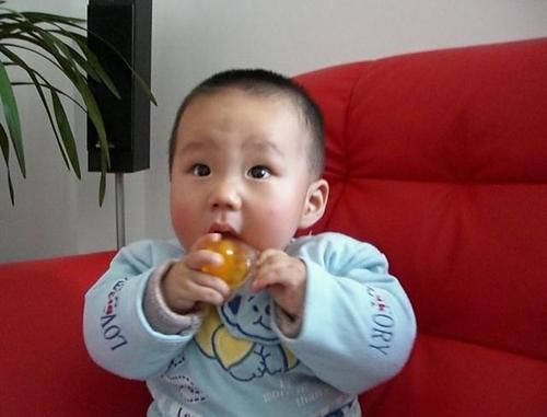孩子：孩子积食又咳嗽儿科医生劝告：早春少给孩子吃“3物”