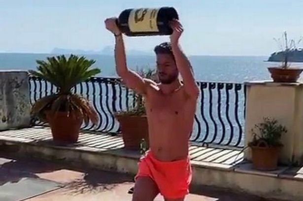 「训练」意大利球员隔离期举巨大酒瓶子训练：红酒能解决问题，