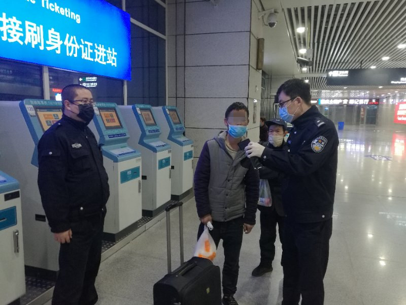 男子因疫情在外流浪 民警热心助其回家