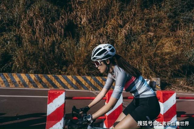 单车美女丨钟爱爬坡登山王骑公路的小草莓