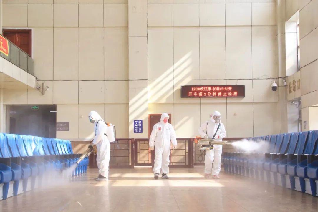 辽源3名男子穿着防护服进入火车站后出现这样一