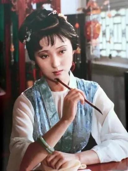 “林黛玉”陈晓旭离世13年，当初她为何与毕彦君