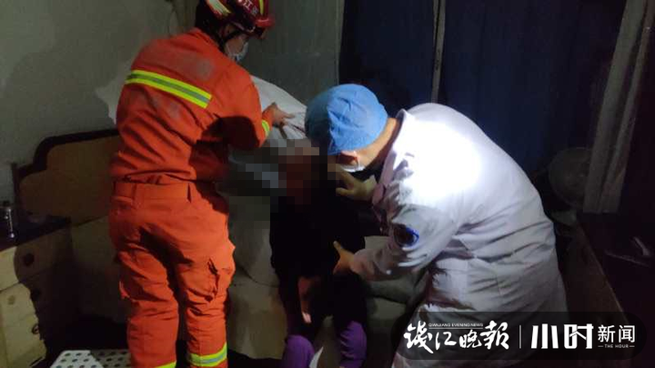 家中没人,杭州一位年过九旬的老人在卫生间摔倒起不来,呼救声惊起了邻居
