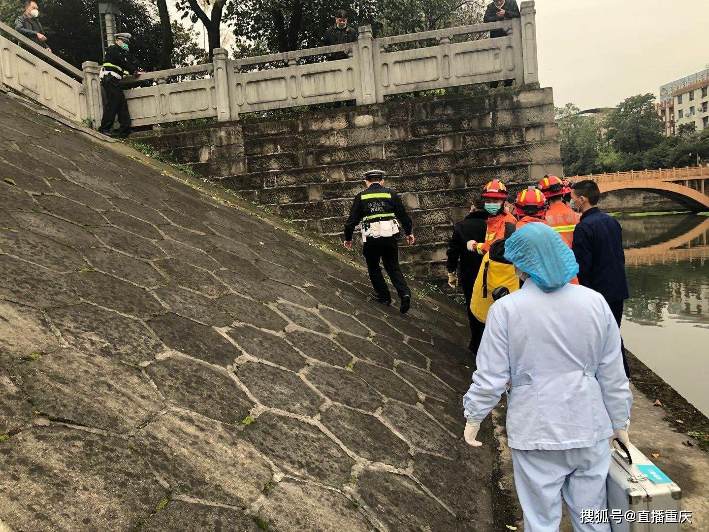 民警周洪飞,卢云山参与救援男子跳河