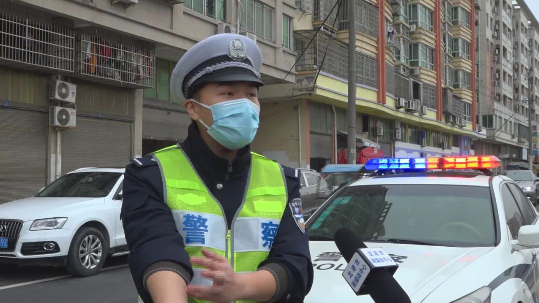 此时,龙港交警大队民警徐时豪刚好巡逻经过,马上接上伤者送往医院.