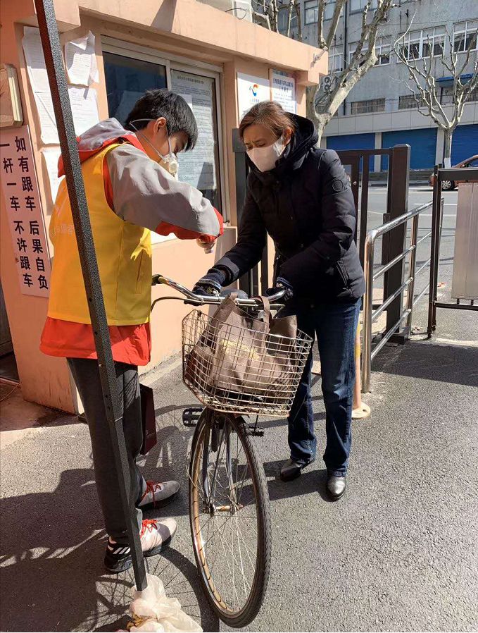 献爱心抗疫情上海市虹口实验学校学生在行动