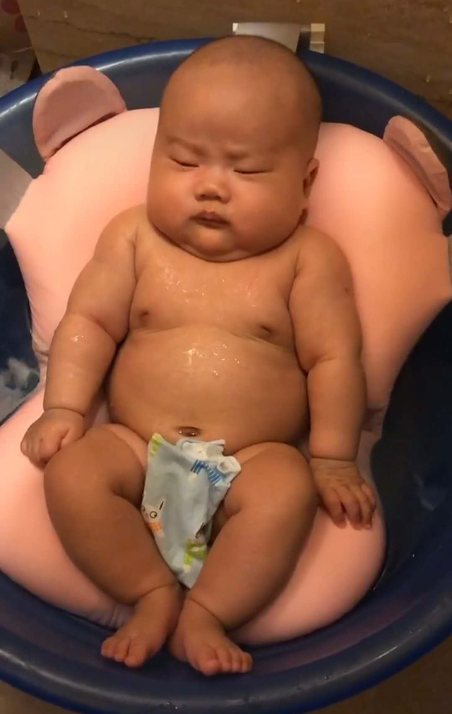 「妈妈」宝宝“嫌弃”的眼神笑翻妈妈，网友笑称：搓澡的不专业爸爸给宝宝洗澡