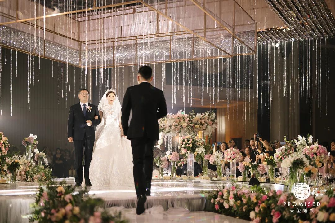 原创这场迪拜风奢华现代婚礼,运用了1万颗水晶打造