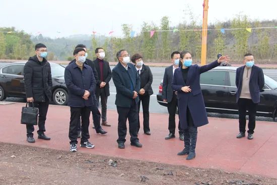 3月16日,市人大常委会副主任袁加乐深入到"挂图作战