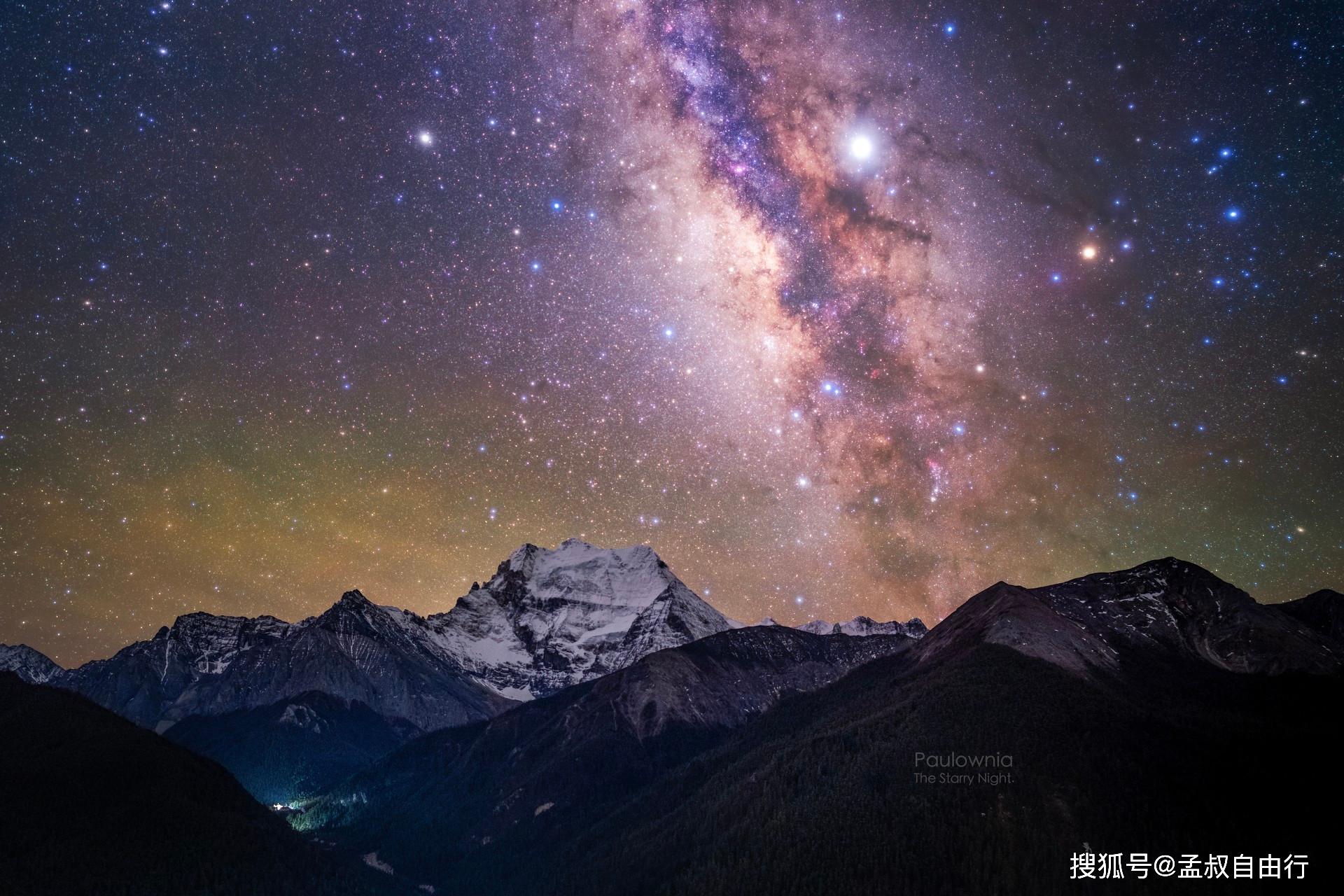 除了有巍峨的雪山,清澈的海子,碧绿的草甸,漫山的野花,还有绝美的星空