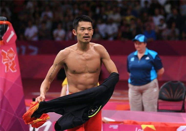 『全英』男人也用这个？安赛龙解释用乳贴原因！不用也会出现“两点红”，