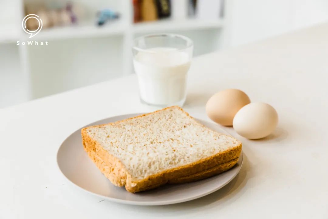 「食材准备」鸡蛋两颗 全麦面包两片牛奶适量首先将鸡蛋搅匀后,在