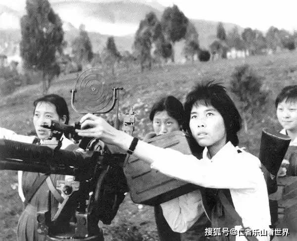 年代的女性形象劳动妇女70年代初女兵在海边进行打靶练习潘多——世界