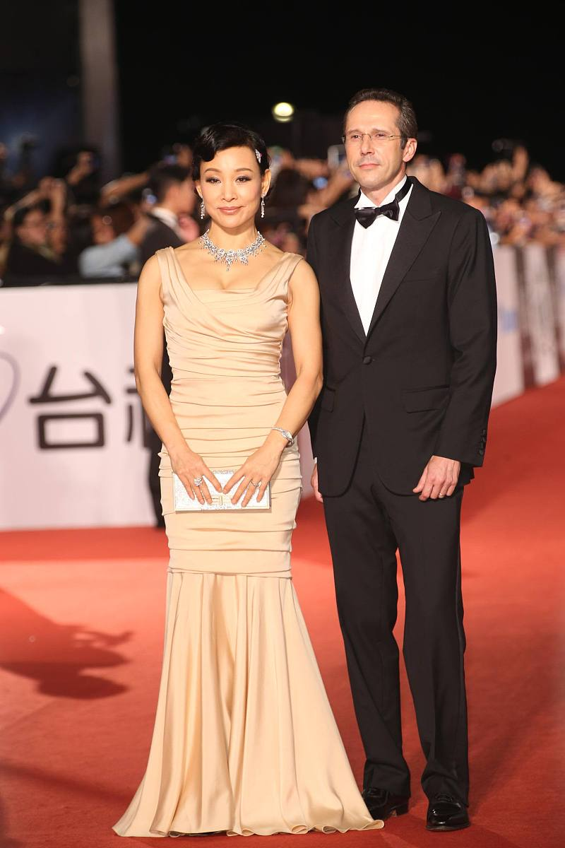 #鱼尾#一袭鱼尾裙勒出满身褶更好看,这身材60后里罕见,陈冲胖了更丰满