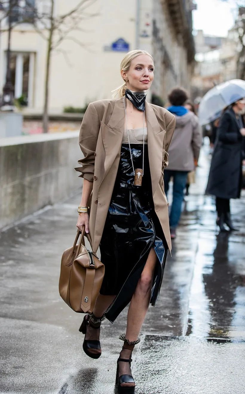 从巴黎时装周偷师搭配灵感:街拍型人们都在穿这款外套